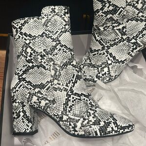 Snakeskin look white and black